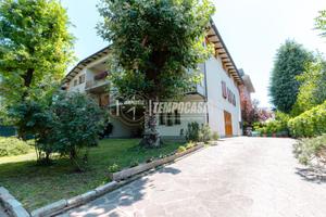 SPLENDIDA VILLA BIFAMILIARE!