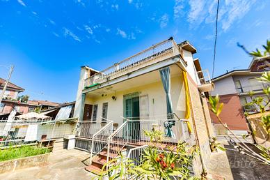 Casa semi-indipendente con giardino e cortile priv