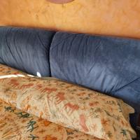 Letto e scrivania con sedia girevole