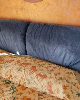 Letto e scrivania con sedia girevole