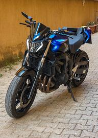 Moto Yamaha FZ6 modificata