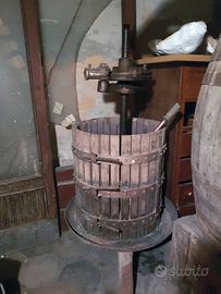 Torchio per vino-spremitrice uva- botte castagno