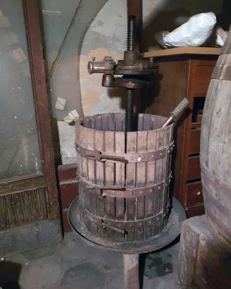 Torchio per vino-spremitrice uva- botte castagno