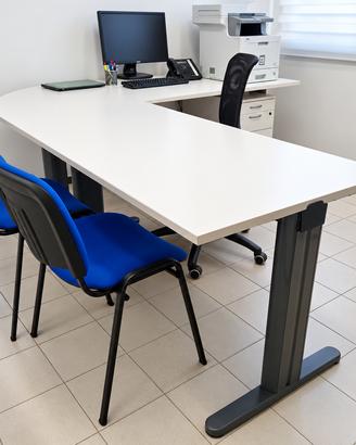 Arredo ufficio completo: scrivania, mobili e 3 sed