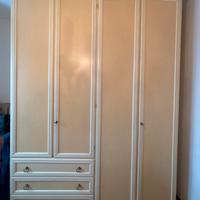 Armadio in legno shabby chic