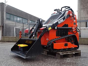 Mini pala cingolata con operatore in piedi