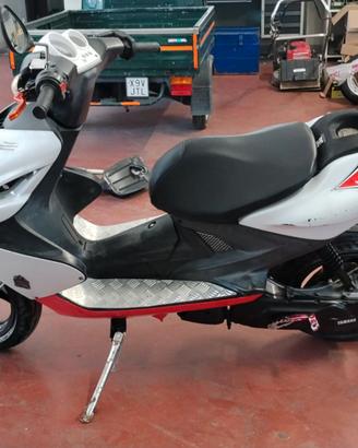 Scooter Yamaha Aerox 2T.