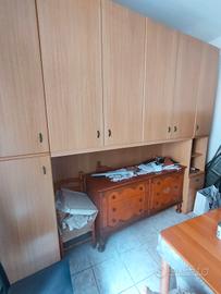 Cameretta a ponte con letto della stessa finitura.