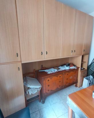 Cameretta a ponte con letto della stessa finitura.