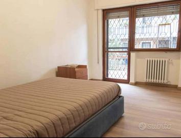 Stanza in appartamento di 130 m² a Roma