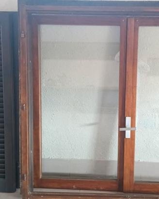 Finestre e persiane gelosie legno con telaio