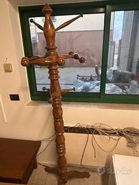 Attaccapanni in legno tornito