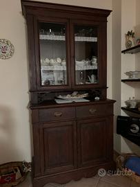Credenza antica in legno con vetrina