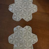 Tre centrini in cotone all'uncinetto