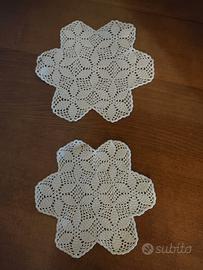 Tre centrini in cotone all'uncinetto