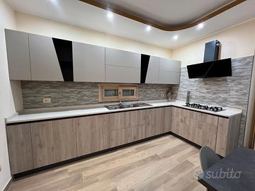 Cucina completa, camera letto, parete att.+ divano