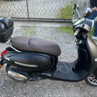 Motorino 125cc con due caschi