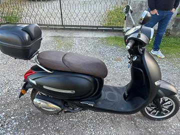 Motorino 125cc con due caschi