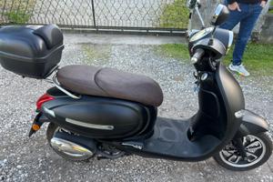 Motorino 125cc con due caschi
