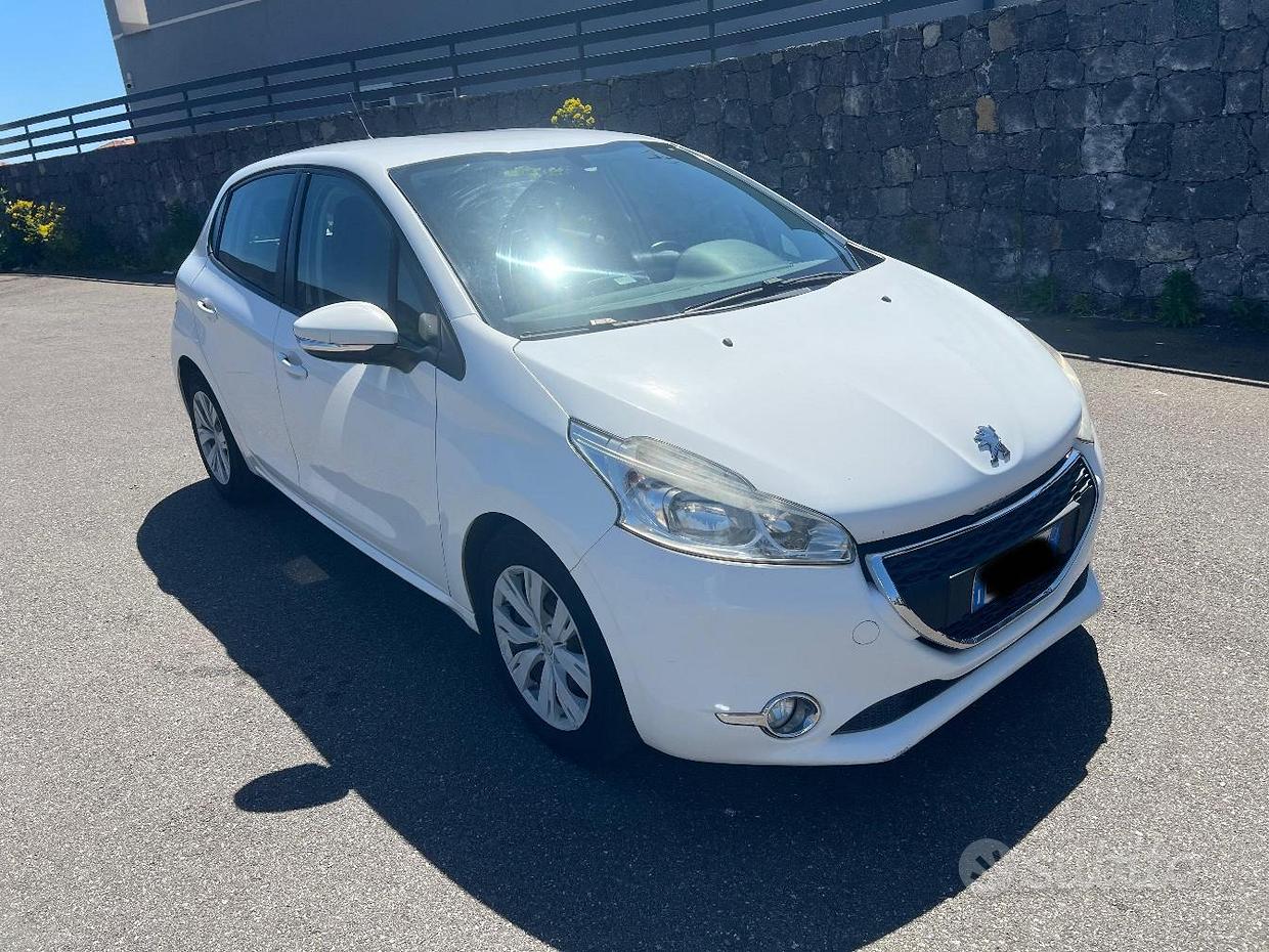  Peugeot 208 bianca cilindrata 1600 HDI 
