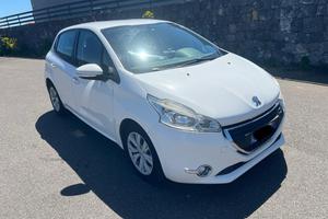  Peugeot 208 bianca cilindrata 1600 HDI 