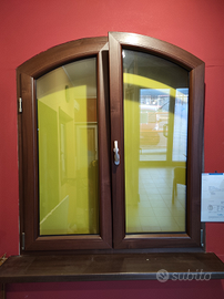 Finestra ad arco in PVC nuova