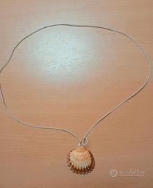 collana estiva artigianale con ciondolo a conchigl