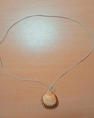 collana estiva artigianale con ciondolo a conchigl