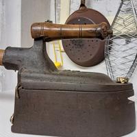 FERRO DA STIRO PARTICOLARE ANTICO 