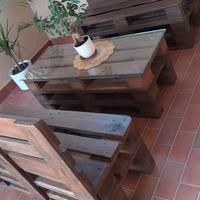 Due panchine e un tavolo