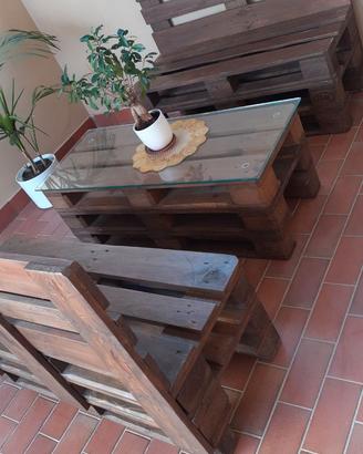 Due panchine e un tavolo