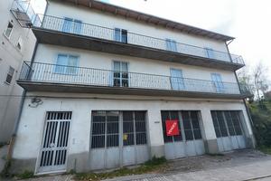 Casa indipendente con 2 appartamenti