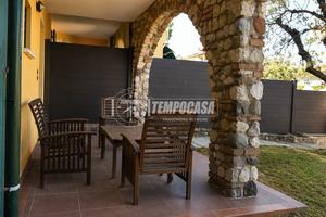 VILLA A SCHIERA CON BOX DOPPIO