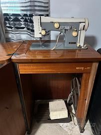 Macchina da cucire Necchi Supernova Julia-Vintage