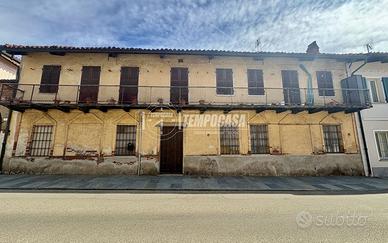 APPARTAMENTI DI CORTE DA RISTRUTTURARE CON GIARDIN