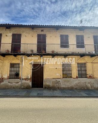 APPARTAMENTI DI CORTE DA RISTRUTTURARE CON GIARDIN