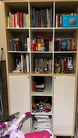 Libreria IKEA legno e bianca