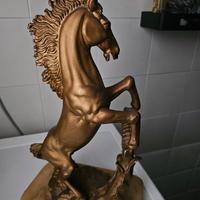 scultura raffigura uncavallo rampante