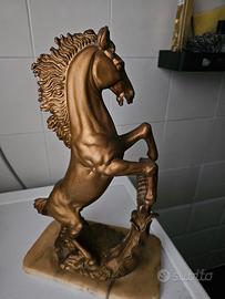 scultura raffigura uncavallo rampante
