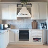 Cucina angolo avorio 3,0 × 2,8 m – solo struttura