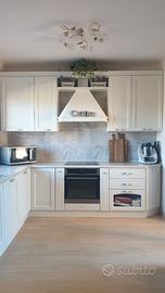 Cucina angolo avorio 3,0 × 2,8 m – solo struttura