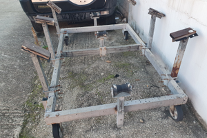 Carrello/invasatura regolabile per barca per barca