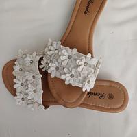 CIABATTINA ESTIVA BIANCA CON FIORI APPLICATI