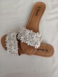 CIABATTINA ESTIVA BIANCA CON FIORI APPLICATI