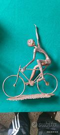 Scultura artigianale in ferro-Ciclista in vittoria