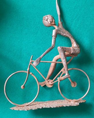 Scultura artigianale in ferro-Ciclista in vittoria