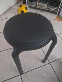 Sgabello nero impilabile