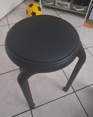 Sgabello nero impilabile