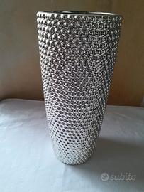 Vaso moderno argentato con texture a rili