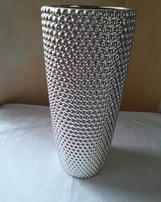 Vaso moderno argentato con texture a rili